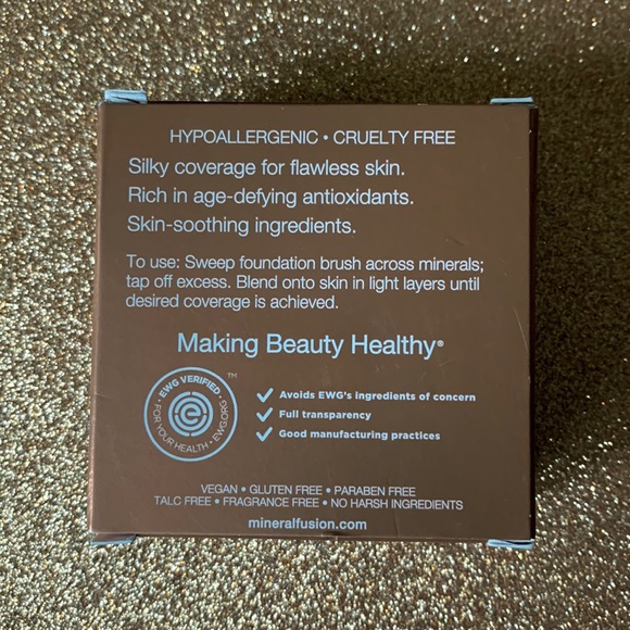 Pressed Powder Foundation with Buildable Coverage in Neutral 2- Light - Picture 2 of 3